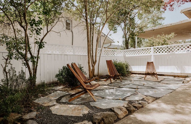 Bullion Street Cottages. Half Dome. 1/2 block walk to all. (#4)