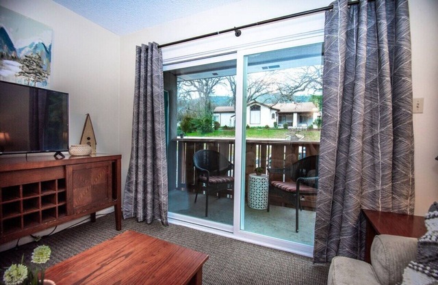 Bullion Street Homes. Bridalveil Falls 1/2 Block Walk to All (#2)