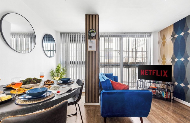 Bullring Lux Suite- Netflix-Free Parking-Sleeps 6