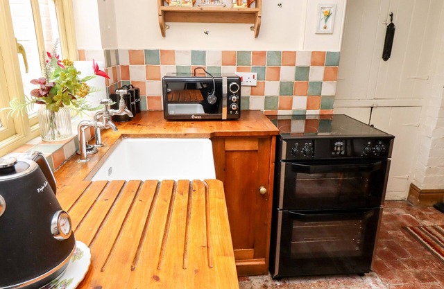 BUMBLE BEE COTTAGE, pet friendly, character holiday cottage in Alford