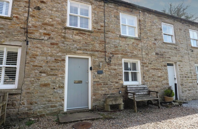 BUMBLEBEE COTTAGE, pet friendly, with open fire in Aysgarth