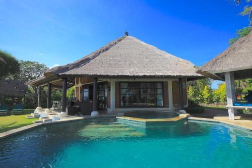 Bundar - Superb beachfront villa with pool and staff!
