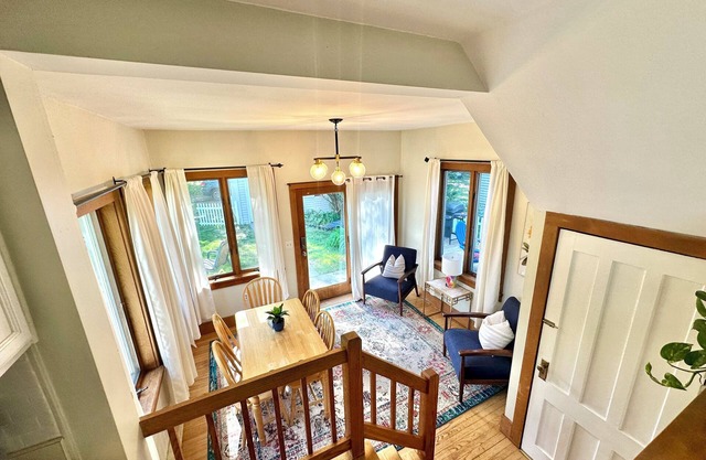 Bungalow- 2 Blocks from Saratoga Racecourse, walk everywhere! - Right in town