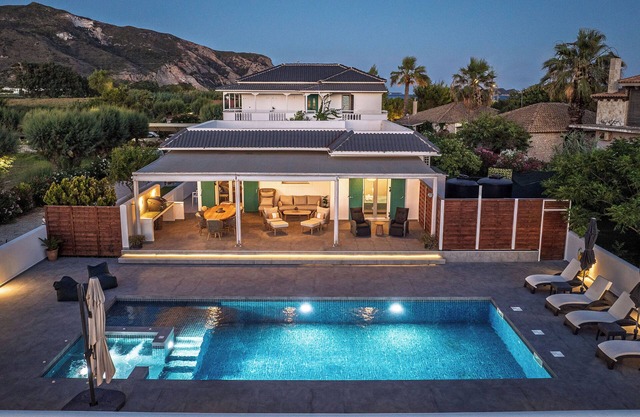 Bungalow, 3 minutes walk from Kalamaki beach with private pool new for 2024.