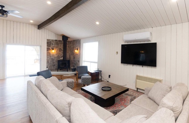 Bungalow by the Bay! Spot on Wellers Bay - PEC