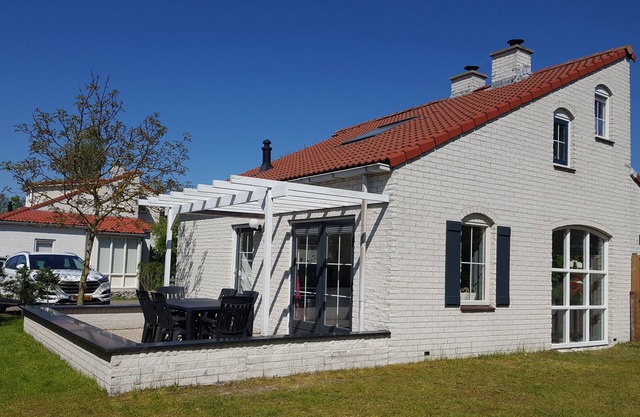 Bungalow for 6 persons with 2 bathrooms, free internet, near dunes and beach