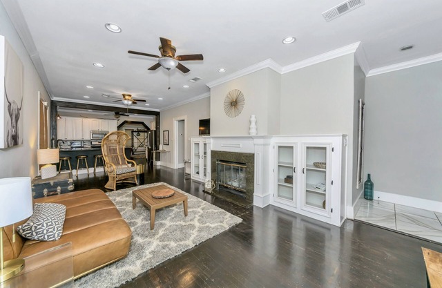 Bungalow Gem in Historic Bishop Arts Oak Cliff