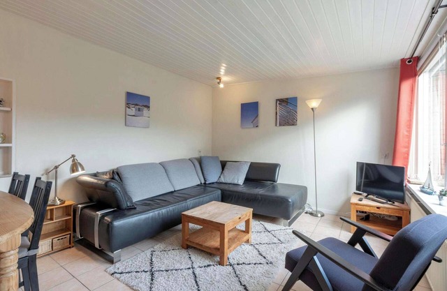 Bungalow in Sint Maartenszee near Beach