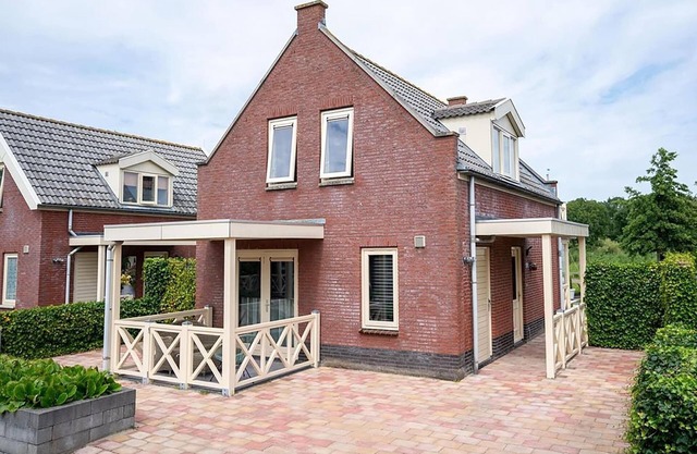 Bungalow in Zuytland Buiten with Fishing Platform