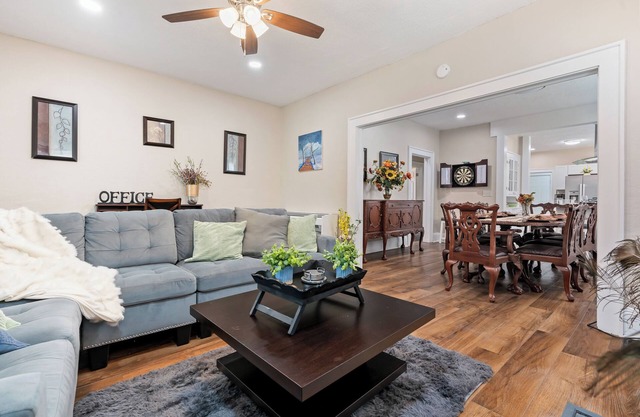 Bungalow Retreat-Fire pit/Patio/Games/Relaxing Front Porch/Parking Spaces