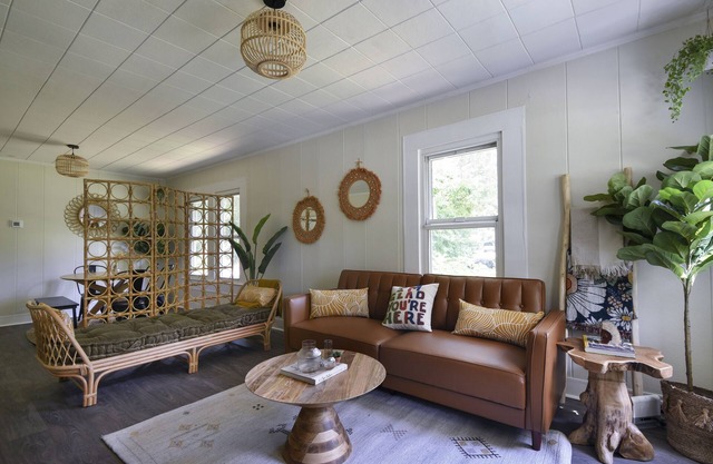 Bungalow style home - 10 min walk to beach!