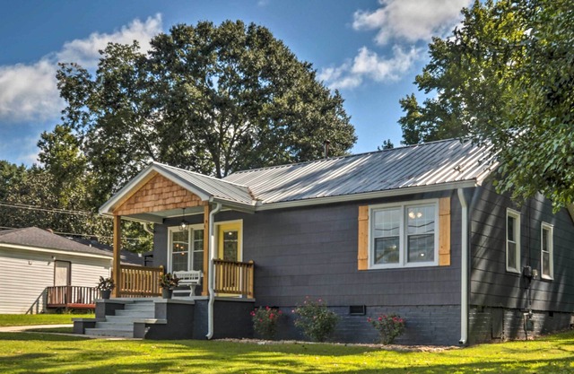 Bungalow w/ Golf Cart, 1/2 Mi to Historic Square!