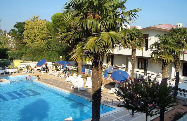 Bungalow with outdoor pool and air conditioning