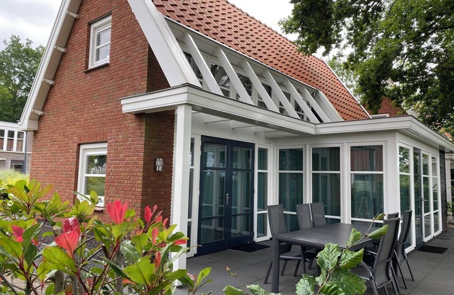 Bungalow with 4 bedrooms and a terrace with outdoor fireplace