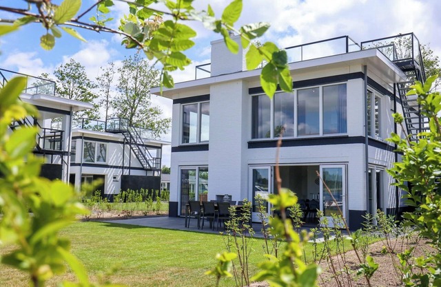 Bungalow with 5 bedrooms and a terrace