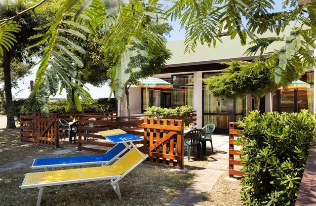 Bungalow with air conditioning, internet, garden and pool