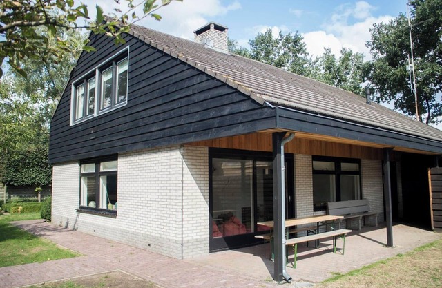 Bungalow with multiple floors, 6 bedrooms and 2 bathrooms