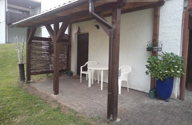Bungalow47 basement. 4 beds, barbecue area, near the lake!