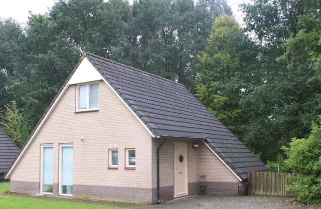Bungalowpark Het Posterbos is located 800 meters outside the sociable village of Posterholt in the m