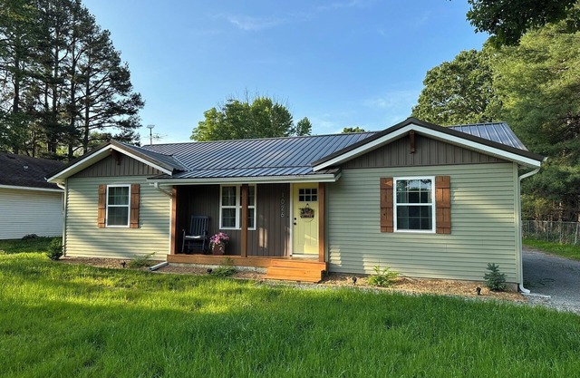 Burchtree Retreat featuring 3 Bedroom Home in Houston MO