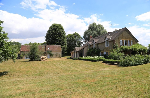 Burgundy: mill in the middle of meadows/12 beds