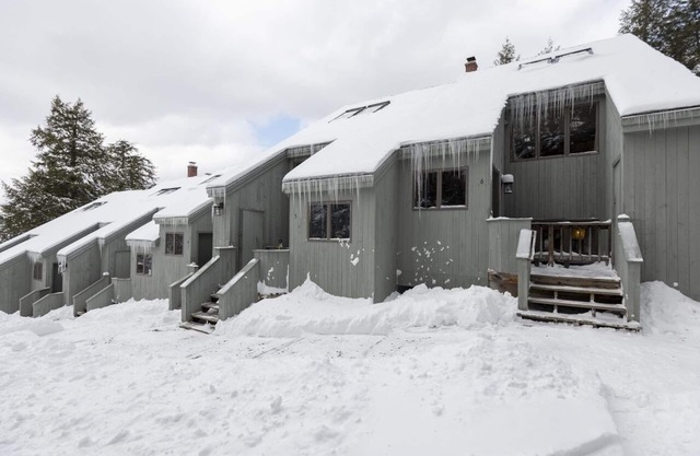 Burke Mt. Wintergreen Slopeside Condo, Ski in Ski out, rustic decor
