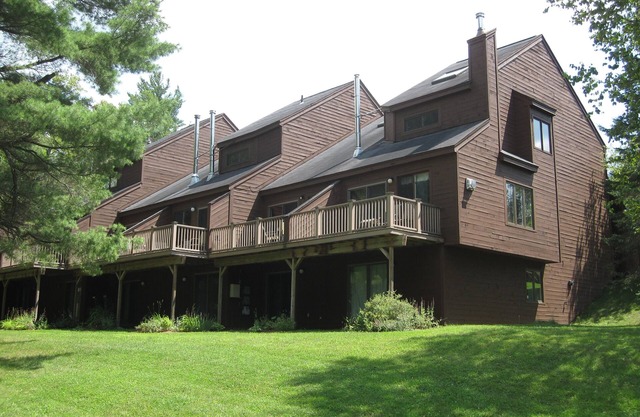 Burkeside condo steps away from Sherburne Lift and Lodge. Direct KT access!