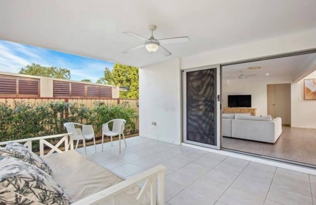 Burleigh Beach house 5 mins walk to shops and beach