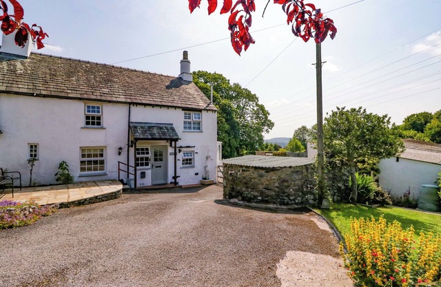 BURNBANK COTTAGE, character holiday cottage in Grange-Over-Sands