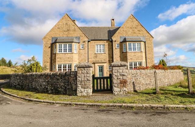 BURNHOPE SHOOTING LODGE, pet friendly, with open fire in Wearhead
