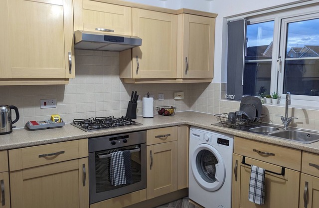 Burnley Entire House 4-bedrooms-sleeps 6-driveway