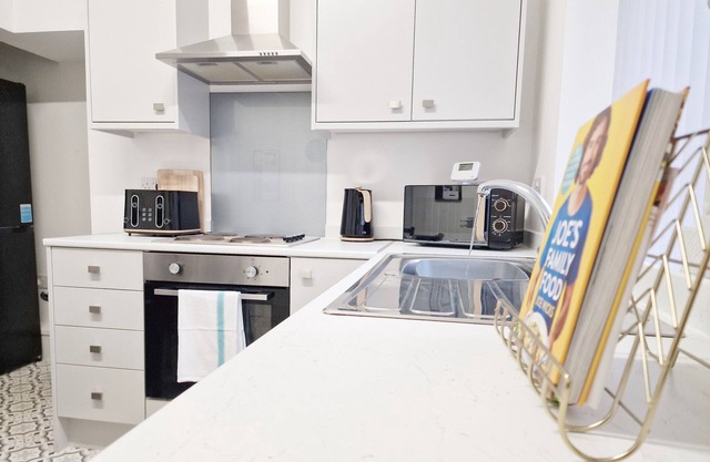 Burnley Terraced House by Bevolve - Free Parking