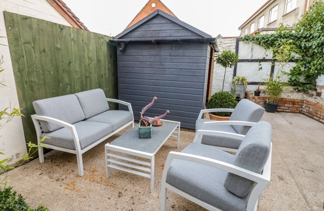 BURROWS COURT, pet friendly, character holiday cottage in Tewkesbury