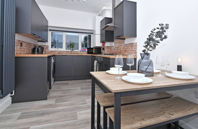 Burton Apartments. Free WiFi & Parking - Sleeps 2