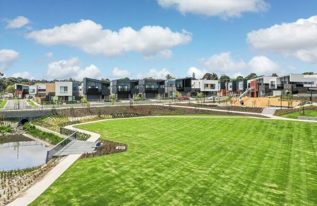 Burwood Brickworks Villa Walk to Shops & Park