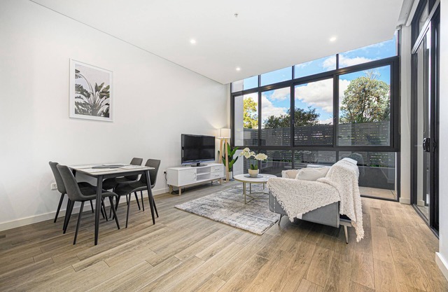 Burwood stunny apt with Parking Train&Shopping