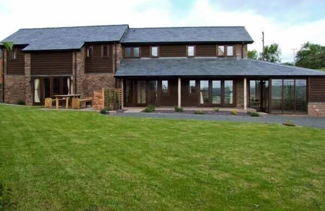 BUSHMILLS, family friendly, character holiday cottage in Abbey Dore