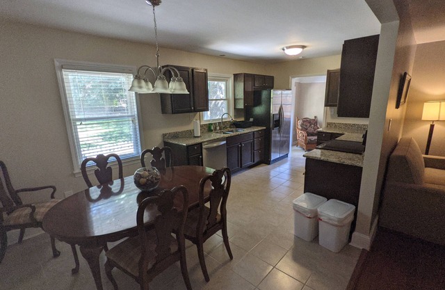 Business/Family friendly close to uptown and airport