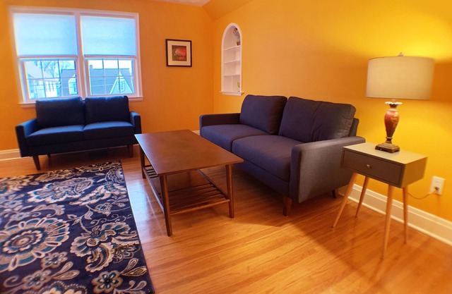 Business Friendly, Couple Friendly, Great Neighborhood, Minutes from the Falls!