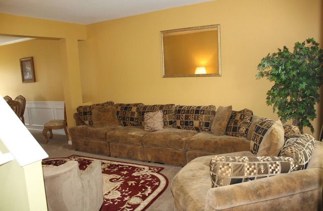 BUSINESSES.DEALS FOR XTENDED STAYS. WELCOME.LARGE HOME Min FROM AIRPORT