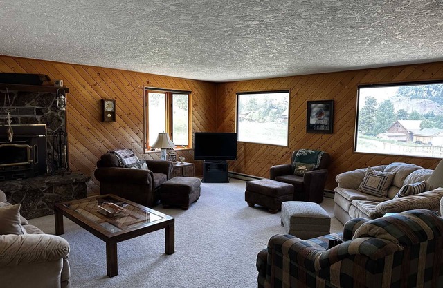 Buttercup Cabin - Quiet Neighborhood with Plenty of Room for All - 4 Bedroom/2.5 Bathroom