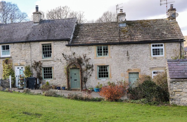 BUTTERCUP COTTAGE, pet friendly in Castleton, Peak District