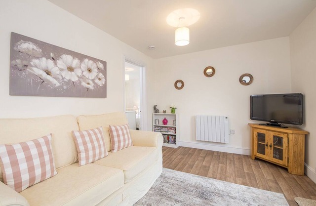 Buttercup Cottage, Holiday Cottage Llanfallteg, Near Narberth, Sleeps 4, 2 bedrooms, bathrooms
