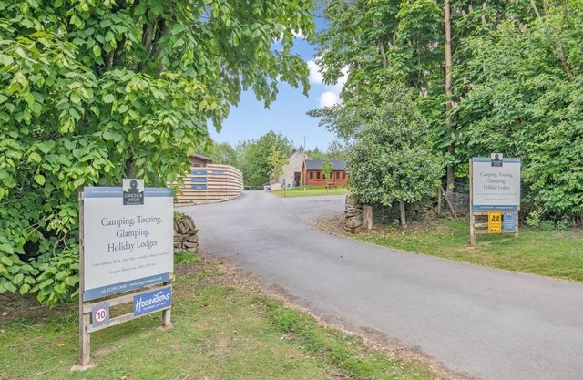 Buxton Pet Friendly Lodge with Hot tub