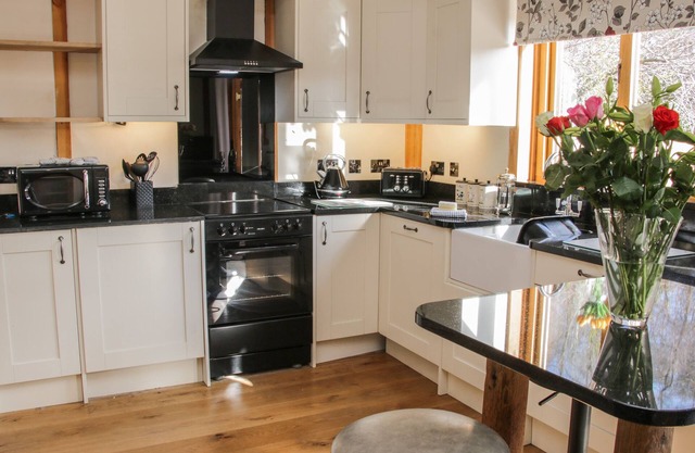 BUZZARD LODGE, character holiday cottage, with hot tub in Kinnerley