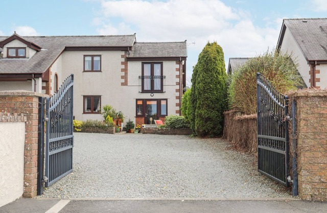 BWLCH Y GWYNT BACH, with a garden in Llangefni