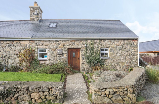 BWTHYN BACH, pet friendly, character holiday cottage in Nefyn