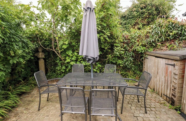 BWTHYN BERWIG, pet friendly, with open fire in Llanrhidian