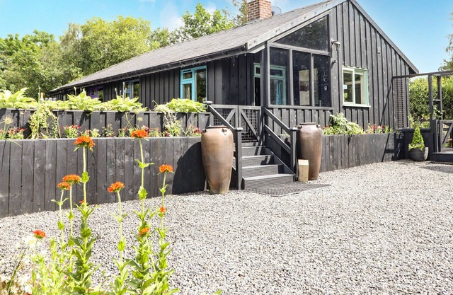 BWTHYN CERRIDWEN, pet friendly, with hot tub in Llanfair Caereinion