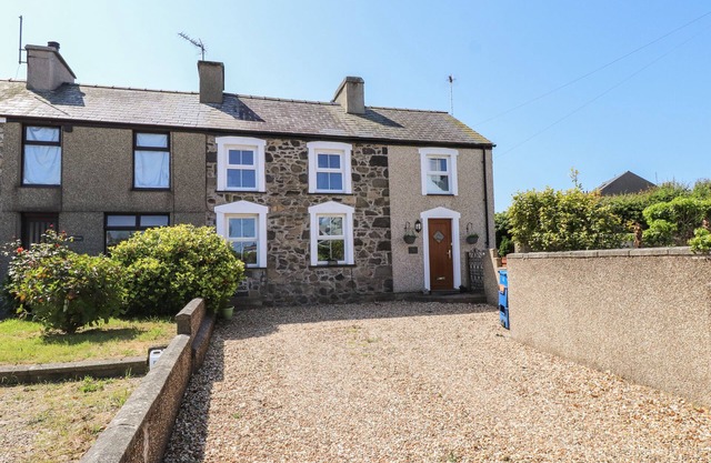 BWTHYN DEFAID, pet friendly, character holiday cottage in Nefyn